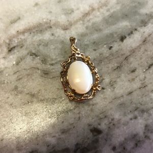 Oval white mother of pearl pendant